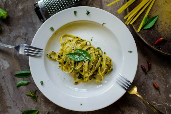 Pesto pasta dish