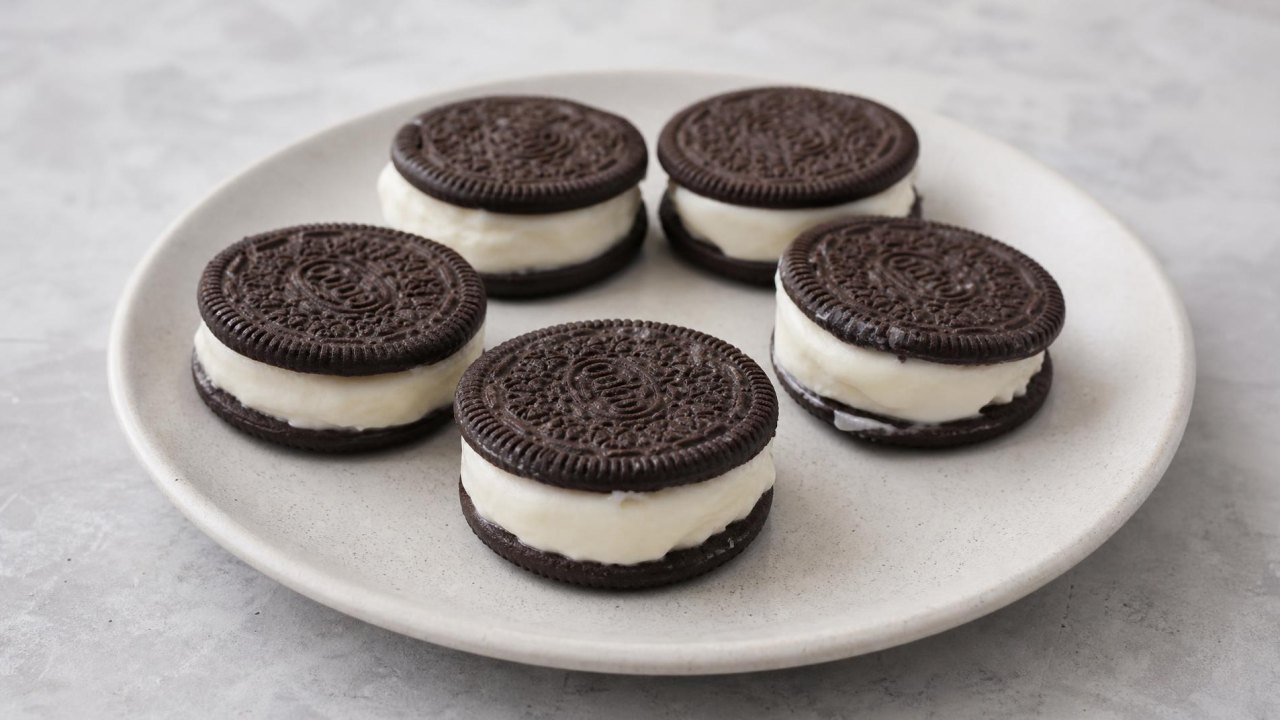 Frozen Greek Yogurt Cookie Sandwiches