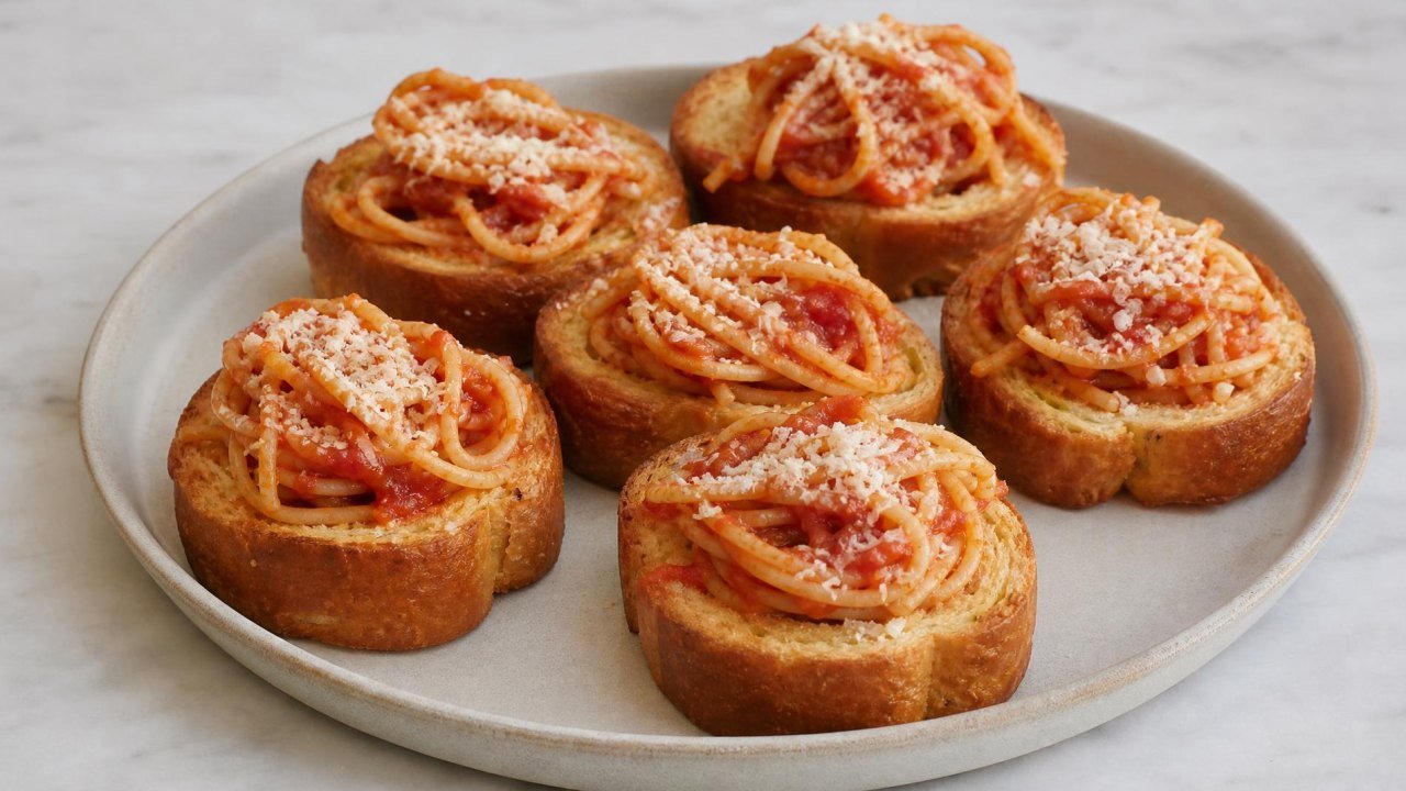 Spaghetti Stuffed Garlic Bread Cups