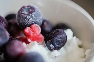 Frozen Yogurt Bark with Berries